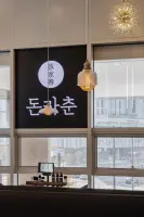 시티뷰와 빈티지 조명이 어우러진 감성 식당